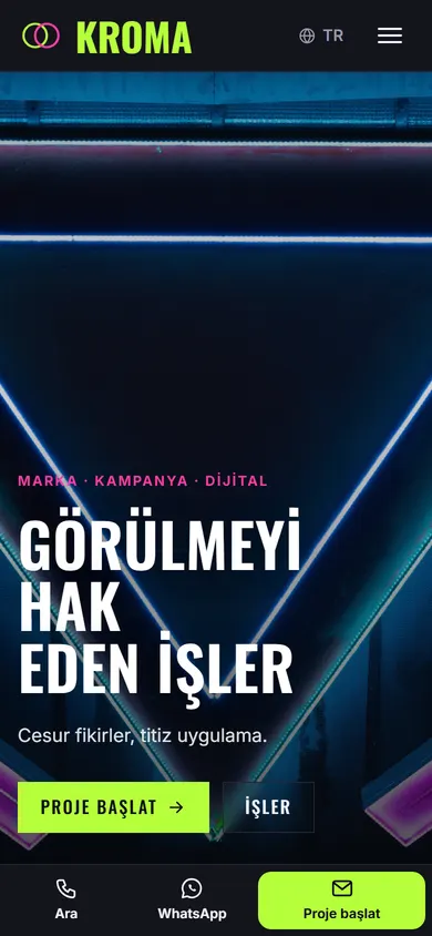 Kroma · Kreatif Stüdyo telefonda